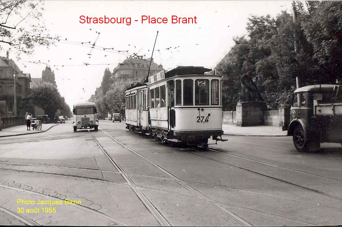 Rame de la ligne 2 en directionde Koenigshoffen venant de quitter la Place Brant.